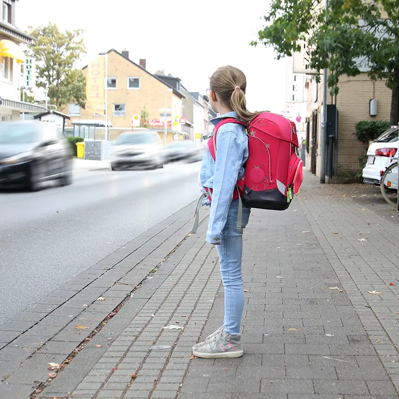 Schulkind am Straßenrand